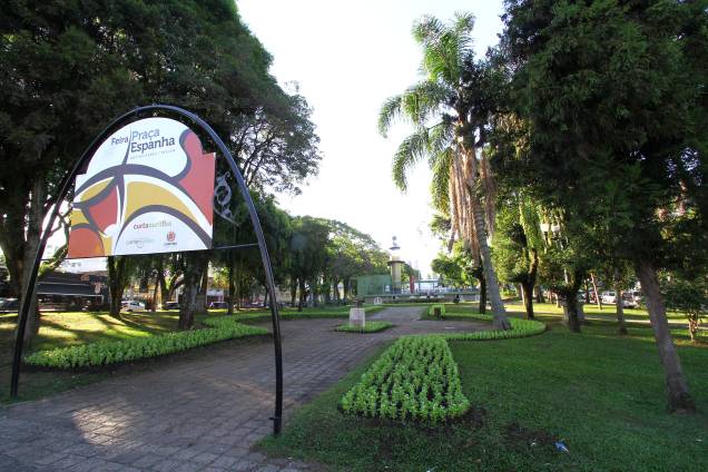 <strong><a href="https://viajeaqui.abril.com.br/estabelecimentos/br-pr-curitiba-atracao-batel-soho" rel="Batel Soho">Batel Soho</a>:</strong> lojas, cafés, e restaurantes ao redor da Praça da Espanha renderam à região o apelido de Batel Soho, em alusão a o bairro Palermo Soho, de Buenos Aires. Para fazer compras, a loja de decoração Tienda e o Empório Fabiano Marcolini Alimentari têm prateleiras tentadoras. À Noite, o La Pasta Gialla e o pata Negra colocam mesas na calçada, e a Cervejaria Devassa lota. Aos Sábados há feira de antiguidades das 10h às 17h. <strong><a href="https://viajeaqui.abril.com.br/estabelecimentos/br-pr-curitiba-atracao-batel-soho" rel="Batel Soho">Batel Soho</a>:</strong> lojas, cafés, e restaurantes ao redor da Praça da Espanha renderam à região o apelido de Batel Soho, em alusão a o bairro Palermo Soho, de Buenos Aires. Para fazer compras, a loja de decoração Tienda e o Empório Fabiano Marcolini Alimentari têm prateleiras tentadoras. À Noite, o La Pasta Gialla e o pata Negra colocam mesas na calçada, e a Cervejaria Devassa lota. Aos Sábados há feira de antiguidades das 10h às 17h.