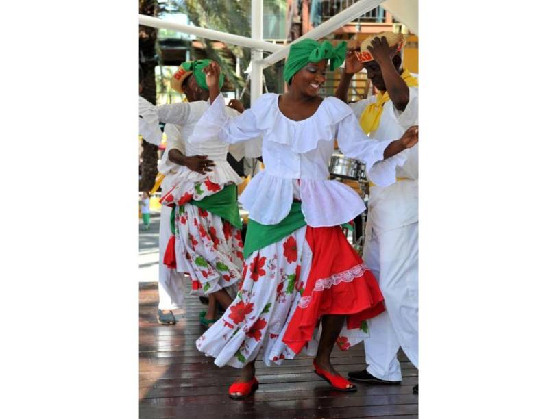 <strong>Música, festas e dança</strong>Terra de Jimmy Cliff e Bob Marley (para os mais velhos) e, para os mais jovens, Rihanna e Baha Men (<em>Who let the dogs out?</em>), o <a href="https://viajeaqui.abril.com.br/continentes/caribe" rel="Caribe " target="_blank"><strong>Caribe </strong></a>é uma mistura de sons latinos com fortes influências africanas. A lista de ritmos é interminável: reggae, mambo, salsa, calypso, rumba, merengue, reggaeton. Não tem fim. Assim como as noites.Na época do carnaval você encontrará festas fervilhantes em Trinidad e Tobago e Antigua. Já em ilhas como Curaçao (foto), você encontrará ritmos próprios, como a tumba.