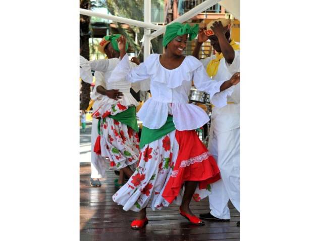 <strong>Música, festas e dança</strong>Terra de Jimmy Cliff e Bob Marley (para os mais velhos) e, para os mais jovens, Rihanna e Baha Men (<em>Who let the dogs out?</em>), o <a href="https://viajeaqui.abril.com.br/continentes/caribe" rel="Caribe " target="_blank"><strong>Caribe </strong></a>é uma mistura de sons latinos com fortes influências africanas. A lista de ritmos é interminável: reggae, mambo, salsa, calypso, rumba, merengue, reggaeton. Não tem fim. Assim como as noites.Na época do carnaval você encontrará festas fervilhantes em Trinidad e Tobago e Antigua. Já em ilhas como Curaçao (foto), você encontrará ritmos próprios, como a tumba. <strong>Música, festas e dança</strong>Terra de Jimmy Cliff e Bob Marley (para os mais velhos) e, para os mais jovens, Rihanna e Baha Men (<em>Who let the dogs out?</em>), o <a href="https://viajeaqui.abril.com.br/continentes/caribe" rel="Caribe " target="_blank"><strong>Caribe </strong></a>é uma mistura de sons latinos com fortes influências africanas. A lista de ritmos é interminável: reggae, mambo, salsa, calypso, rumba, merengue, reggaeton. Não tem fim. Assim como as noites.Na época do carnaval você encontrará festas fervilhantes em Trinidad e Tobago e Antigua. Já em ilhas como Curaçao (foto), você encontrará ritmos próprios, como a tumba.