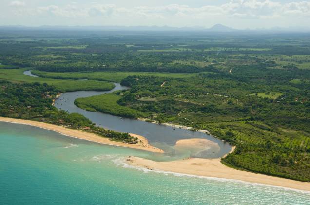 Rio Caraíva desaguando no mar, em Porto Seguro Rio Caraíva desaguando no mar, em Porto Seguro