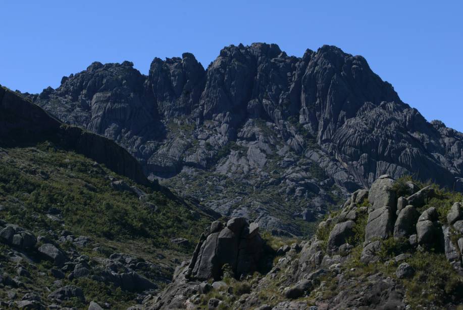 <strong>6. <a href="/cidades/br-rj-itatiaia" rel="Itatiaia" target="_blank">Itatiaia</a> (3 dias)</strong>            Criado em 1937, o primeiro parque nacional do país recebe casais e famílias nas trilhas leves que levam às cachoeiras da chamada parte baixa – e premia os aventureiros que sobem à parte alta com a paisagem única do Maciço das Prateleiras e do <strong>Pico das Agulhas Negras</strong>.