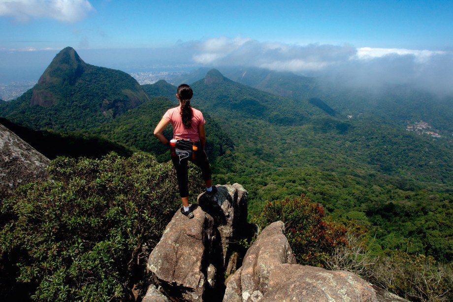 <strong>8. Veja o Rio do alto do <a href="https://viajeaqui.abril.com.br/estabelecimentos/br-rj-rio-de-janeiro-atracao-parque-nacional-da-tijuca" rel="Parque Nacional da Tijuca" target="_blank">Parque Nacional da Tijuca</a></strong>    Duas milhões de pessoas passam pelo parque por ano. Dá para fazer muita coisa no Tijuca. A mais importante de todas é ter visões panorâmicas da Cidade Maravilhosa. Se o tempo ajudar, tem até uma brisa refrescante para receber os visitantes que se aventuraram por suas trilhas até o alto.    Para ver o Rio de cima, do meio da vegetação da Mata Atlântica, suba até o Mirante Santa Marta ou até a Vista Chinesa. Do <a href="https://viajeaqui.abril.com.br/estabelecimentos/br-rj-rio-de-janeiro-atracao-cristo-redentor-corcovado" rel="Cristo Redentor" target="_blank">Cristo Redentor</a> (que também fica dentro do parque), também há uma vista impressionante para o Pão de Açúcar, a Lagoa Rodrigo de Freitas e os morros e praias do Rio. Se você não tem experiência, aventure-se pelas Pedras da Gávea e Bonita com ajuda de um guia. Mais informações <a href="https://viajeaqui.abril.com.br/estabelecimentos/br-rj-rio-de-janeiro-atracao-parque-nacional-da-tijuca" rel="aqui" target="_blank">aqui</a>.