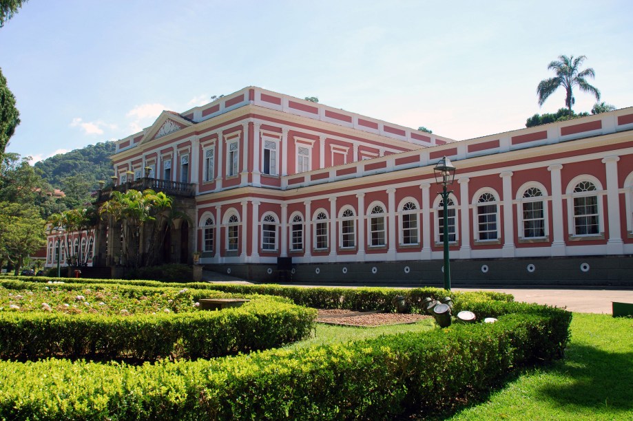 O <a href="https://viajeaqui.abril.com.br/estabelecimentos/br-rj-petropolis-atracao-museu-imperial/" rel="Museu Imperial" target="_blank">Museu Imperial</a>, em <a href="https://viajeaqui.abril.com.br/cidades/br-rj-petropolis" rel="Petrópolis (RJ)" target="_blank">Petrópolis (RJ)</a>, era o refúgio da família imperial no verão. Andar pelos salões do palácio é como transportar-se para dentro de um livro de história. Tudo parece intacto, como se Dom Pedro II e sua família ainda frequentassem o lugar