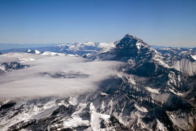 <strong>Aconcágua, <a href="https://viajeaqui.abril.com.br/paises/argentina" rel="Argentina" target="_blank">Argentina</a></strong>Os turistas que visitam os vinhedos de <a href="https://viajeaqui.abril.com.br/cidades/ar-mendoza" rel="Mendoza" target="_blank">Mendoza</a> certamente já se depararam com a mais alta montanha do planeta fora da Ásia. Com seu pico a 6962 metros de altitude, o Aconcágua já protagonizou até um desenho da <strong>Disney</strong>, <em>Pedro </em>(1943), sobre as aventuras de um aviãozinho <strong>Aconcágua, <a href="https://viajeaqui.abril.com.br/paises/argentina" rel="Argentina" target="_blank">Argentina</a></strong>Os turistas que visitam os vinhedos de <a href="https://viajeaqui.abril.com.br/cidades/ar-mendoza" rel="Mendoza" target="_blank">Mendoza</a> certamente já se depararam com a mais alta montanha do planeta fora da Ásia. Com seu pico a 6962 metros de altitude, o Aconcágua já protagonizou até um desenho da <strong>Disney</strong>, <em>Pedro </em>(1943), sobre as aventuras de um aviãozinho