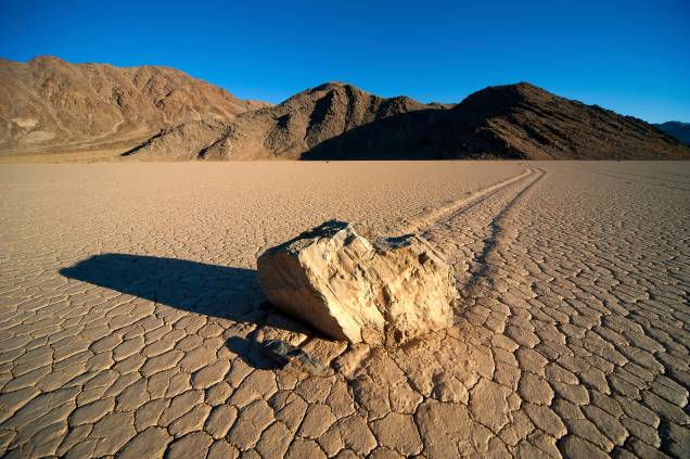 <strong>Rochas deslizantes de Racetrack Playa, <a href="https://viajeaqui.abril.com.br/paises/estados-unidos" rel="Estados Unidos">Estados Unidos</a></strong>Um mistério ronda o Vale da Morte, na Califórnia. Pedras – algumas pesando mais de centenas de quilos – movem-se sozinhas, deixando apenas o rastro de seu movimento marcado na areia, sem nenhum indicio de manipulação humana. Não se sabe exatamente porque isso acontece e ninguém nunca conseguiu ver o fenômeno em andamento, o que acaba constituindo uma curiosidade intensa, sem falar nas teorias conspiratórias – alguns acreditam que isso seja fruto de alienígenas brincalhões. Os cientistas, porém, ao observarem a direção da trilha deixada, afirmam que tudo se deve a uma combinação de as rochas serem arrastadas pelo vento enquanto o terreno está congelado pela água da chuva <strong>Rochas deslizantes de Racetrack Playa, <a href="https://viajeaqui.abril.com.br/paises/estados-unidos" rel="Estados Unidos">Estados Unidos</a></strong>Um mistério ronda o Vale da Morte, na Califórnia. Pedras – algumas pesando mais de centenas de quilos – movem-se sozinhas, deixando apenas o rastro de seu movimento marcado na areia, sem nenhum indicio de manipulação humana. Não se sabe exatamente porque isso acontece e ninguém nunca conseguiu ver o fenômeno em andamento, o que acaba constituindo uma curiosidade intensa, sem falar nas teorias conspiratórias – alguns acreditam que isso seja fruto de alienígenas brincalhões. Os cientistas, porém, ao observarem a direção da trilha deixada, afirmam que tudo se deve a uma combinação de as rochas serem arrastadas pelo vento enquanto o terreno está congelado pela água da chuva
