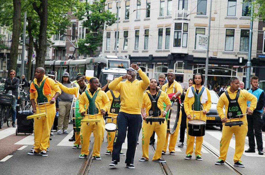 <strong>Roterdã Unlimited </strong>    O Rotterdam Unlimited representa uma mistura de música, dança, teatro e Carnaval e acontece no centro da cidade de Rotterdam.