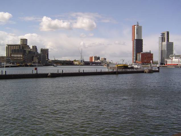 <strong>Roterdã, Holanda:</strong> A localização ao lado do Mar do Norte gera uma série de possibilidades para negócios no porto de Rotterdam, um dos maiores do mundo. Por outro lado, representa uma luta constante contra a água, uma vez que aproximadamente um terço do país fica abaixo do nível do mar, sendo que o ponto mais baixo está quase 7 metros abaixo do nível da água. Sem uma extensa rede de barragens, diques e dunas, a Holanda seria especialmente propensa a inundações. Mas segundo cientistas, nem mesmo a sofisticação do sistema de gerenciamento de água holandês poderá dar conta de uma elevação brusca do nível do mar até o final do século. <strong>Roterdã, Holanda:</strong> A localização ao lado do Mar do Norte gera uma série de possibilidades para negócios no porto de Rotterdam, um dos maiores do mundo. Por outro lado, representa uma luta constante contra a água, uma vez que aproximadamente um terço do país fica abaixo do nível do mar, sendo que o ponto mais baixo está quase 7 metros abaixo do nível da água. Sem uma extensa rede de barragens, diques e dunas, a Holanda seria especialmente propensa a inundações. Mas segundo cientistas, nem mesmo a sofisticação do sistema de gerenciamento de água holandês poderá dar conta de uma elevação brusca do nível do mar até o final do século.