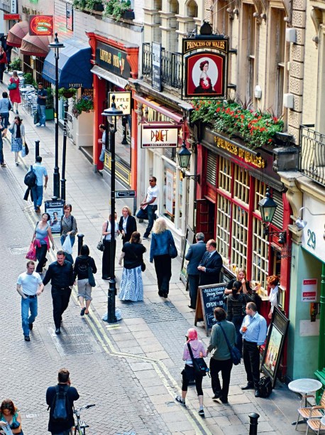 Uma rua à inglesa sempre tem um pub, como a Villiers St., em Embankment