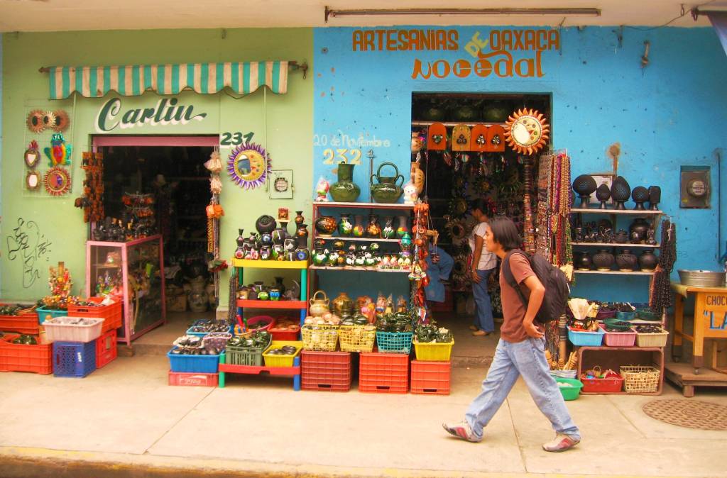 Rua com lojas de artesanato em Oaxaca, México