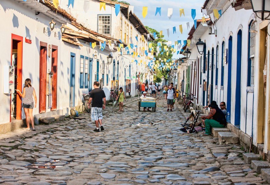 Em meio ao casario colonial dos 33 quarteirões do <a href="https://viajeaqui.abril.com.br/estabelecimentos/br-rj-paraty-atracao-centro-historico" rel="Centro Histórico de Paraty" target="_blank">Centro Histórico de Paraty</a>, uma ou outra atração pode passar batido aos olhares mais concentrados em encontrar maneiras de caminhar sobre as ruas de pedra do que em admirar a paisagem. Por isso, selecionamos as atrações mais imperdíveis da cidade histórica do litoral sul do Rio de Janeiro para você não perder o que há de melhor por aqui - mesmo que tenha de gastar muita energia olhando para onde pisa!