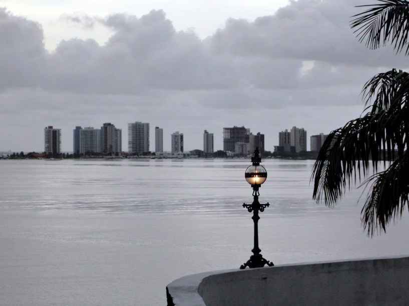 A luminária acesa, a maré cheia e os prédios da Ponta dAreia, em <a href="https://viajeaqui.abril.com.br/cidades/br-ma-sao-luis" rel="São Luís" target="_self">São Luís</a>, <a href="https://viajeaqui.abril.com.br/estados/br-maranhao" rel="Maranhão" target="_self">Maranhão</a>