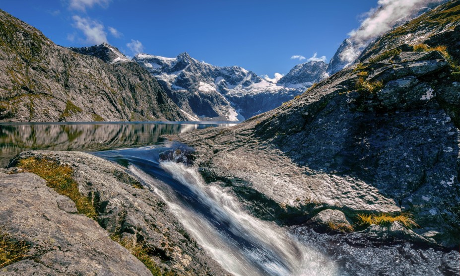 As águas correntes do lago Erskine, em Fiordland, <a href="https://viajeaqui.abril.com.br/paises/nova-zelandia" rel="Nova Zelândia" target="_self">Nova Zelândia</a>