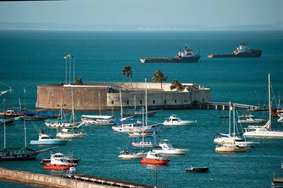 Fechado para visitação, o forte ajuda a compor o cenário da Baía de Todos os Santos