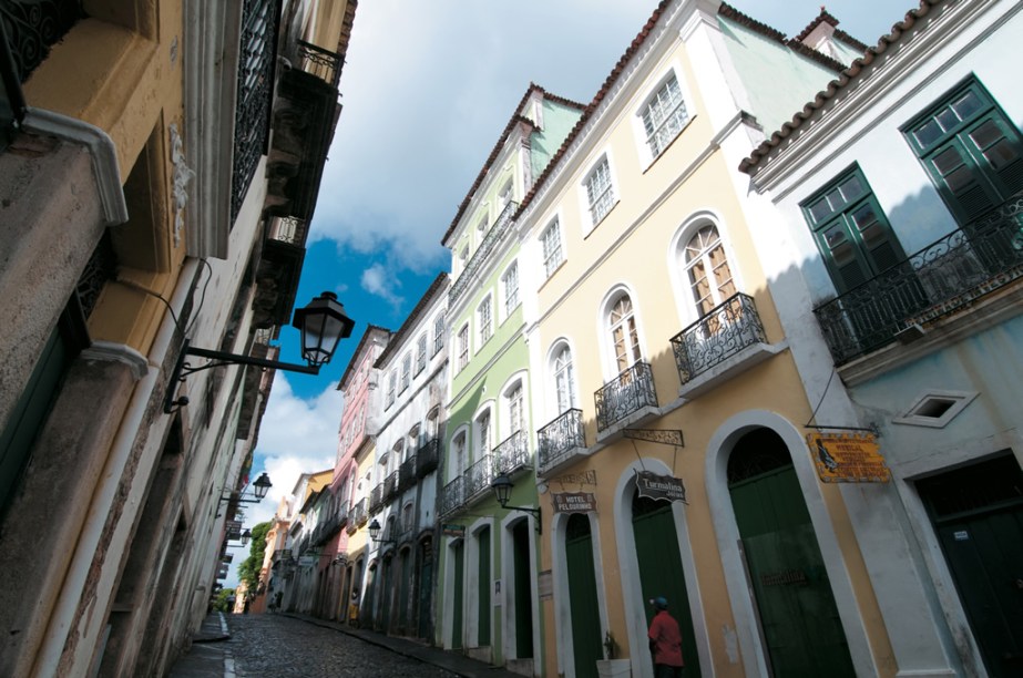 Igrejas do século 17 e 18 e casarões coloridos formam o Pelourinho, maior conjunto arquitetônico colonial da América Latina e Patrimônio da Humanidade desde 1985