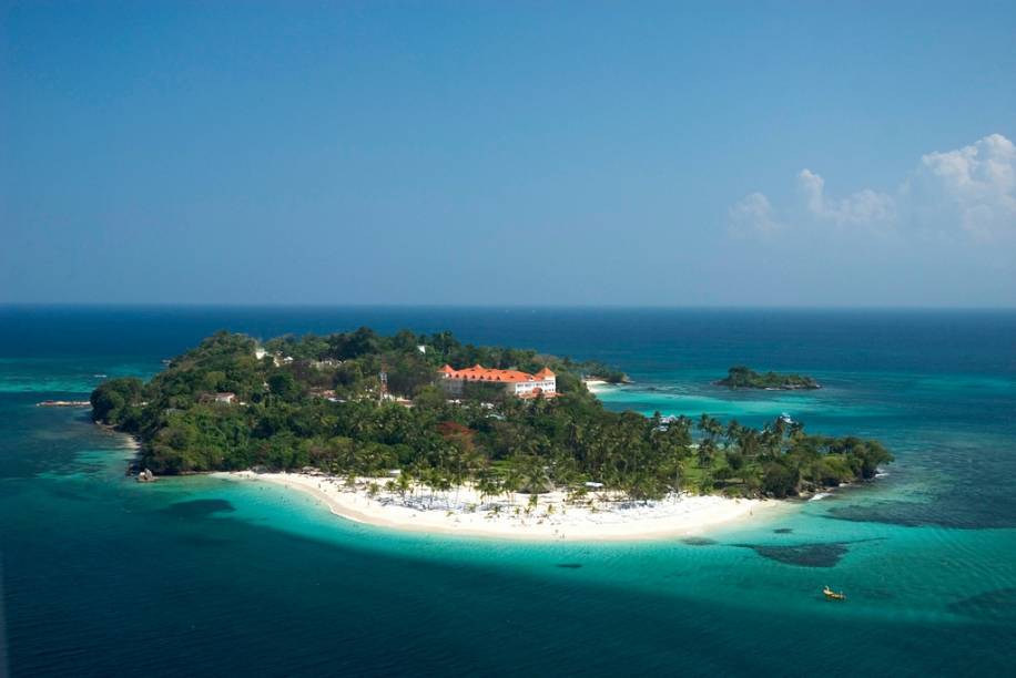 Ok, o que não faltará numa visita ao Caribe são ilhas. Algumas são enormes, como <strong>Cuba</strong> e <strong>Hispaniola</strong>, dividida entre a <strong>República Dominicana</strong> e o <strong>Haiti</strong>. No entanto, alguns destinos exclusivos oferecem ao turista hotéis com pequenas versões do paraíso. <strong>Isla Mujeres</strong>, no <strong>México</strong>, e <strong>Cayo Levantado</strong> (foto), próxima a <strong>Samaná</strong>, tem tudo aquilo que sonhamos: palmeiras, praias de areia branca e um belo mar azul