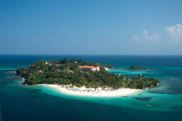 Vista geral da ilha de Cayo Levantado, próxima à península de Samaná Vista geral da ilha de Cayo Levantado, próxima à península de Samaná