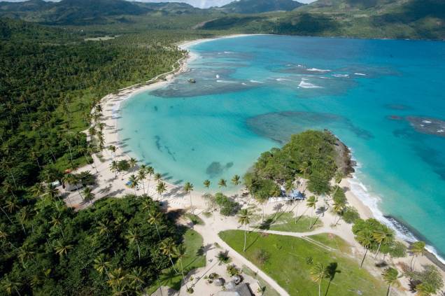 Nem só de praia e mar vive o <strong>Caribe</strong>. Além da óbvia combinação sob o sol, deleite-se com um tratamento completo no spa, uma noite agitada com muita dança e coquetéis a base de rum, restaurantes estrelados e compras irresistíveis.Veja aqui catorze motivos que fazem do Caribe um destino ideal para aqueles que buscam férias românticas, agitadas ou somente relaxantes Nem só de praia e mar vive o <strong>Caribe</strong>. Além da óbvia combinação sob o sol, deleite-se com um tratamento completo no spa, uma noite agitada com muita dança e coquetéis a base de rum, restaurantes estrelados e compras irresistíveis.Veja aqui catorze motivos que fazem do Caribe um destino ideal para aqueles que buscam férias românticas, agitadas ou somente relaxantes