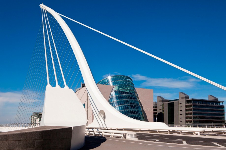 Projetada pelo arquiteto espanhol Santiago Calatrava, a ponte Samuel Beckett cobre o rio Liffey, em <a href="https://viajeaqui.abril.com.br/cidades/irlanda-dublin" rel="Dublin">Dublin</a><strong>+ <a href="https://viajeaqui.abril.com.br/materias/8-experiencias-irlandesas-dublin" rel="8 experiências irlandesas em Dublin" target="_blank">8 experiências irlandesas em Dublin</a></strong>