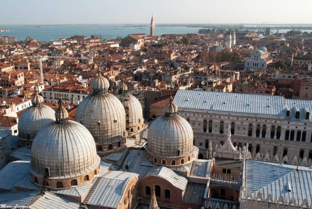 Cúpulas de São Marco, dominando o horizonte de Veneza Cúpulas de São Marco, dominando o horizonte de Veneza