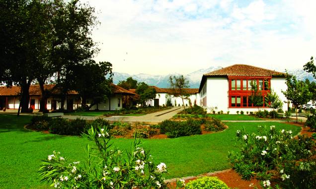 <strong><a href="https://www.santacarolina.cl/" rel="9. Santa Carolina" target="_blank">9. Santa Carolina</a> (<a href="https://viajeaqui.abril.com.br/cidades/chile-santiago" rel="Santiago" target="_self">Santiago</a>, <a href="https://viajeaqui.abril.com.br/paises/chile" rel="Chile" target="_self">Chile</a>) </strong> Idealizada pelo político Don Luis Pereyra Cotapos, em homenagem à esposa Carolina Iñiguez, a vinícola possui um projeto valoroso, erguido pelo arquiteto Emile Doyère entre 1877 e 1898, sendo declarado como Monumento Histórico do Chile. Localizada a apenas 6 km da Plaza de Armas, no Centro de Santiago, a propriedade oferece passeios a partir de seu jardim, com degustação inclusa e um guia revelando a história do local, que guarda documentos antigos e valiosos. <strong><a href="https://www.santacarolina.cl/" rel="9. Santa Carolina" target="_blank">9. Santa Carolina</a> (<a href="https://viajeaqui.abril.com.br/cidades/chile-santiago" rel="Santiago" target="_self">Santiago</a>, <a href="https://viajeaqui.abril.com.br/paises/chile" rel="Chile" target="_self">Chile</a>) </strong> Idealizada pelo político Don Luis Pereyra Cotapos, em homenagem à esposa Carolina Iñiguez, a vinícola possui um projeto valoroso, erguido pelo arquiteto Emile Doyère entre 1877 e 1898, sendo declarado como Monumento Histórico do Chile. Localizada a apenas 6 km da Plaza de Armas, no Centro de Santiago, a propriedade oferece passeios a partir de seu jardim, com degustação inclusa e um guia revelando a história do local, que guarda documentos antigos e valiosos.
