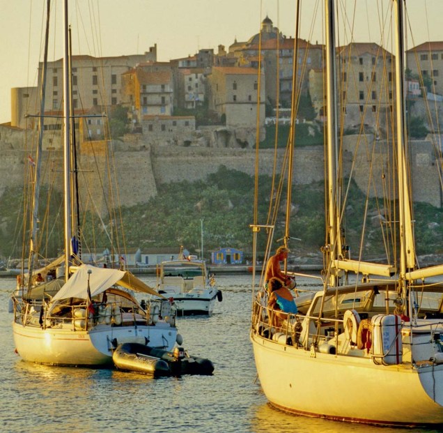 A cidadela de Calvi diante do mar