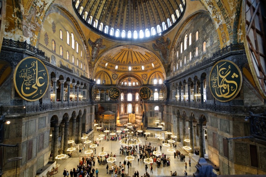 Nave da basílica de Santa Sofia, com os característicos medalhões islâmicos misturados às pinturas e objetos cristãos