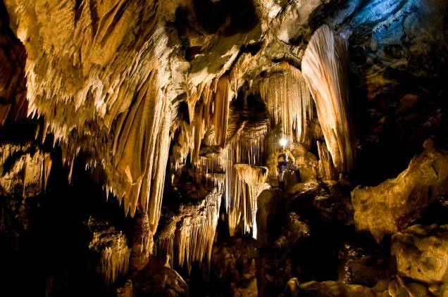 <strong><a href="https://viajeaqui.abril.com.br/estabelecimentos/br-sp-iporanga-atracao-parque-estadual-turistico-do-alto-ribeira-petar" rel="Cavernas do Parque Estadual Turístico do Alto Ribeira (Petar)" target="_self">Cavernas do Parque Estadual Turístico do Alto Ribeira (Petar)</a>, <a href="https://viajeaqui.abril.com.br/cidades/br-sp-iporanga" rel="Iporanga" target="_self">Iporanga</a>, <a href="https://viajeaqui.abril.com.br/estados/br-sao-paulo" rel="São Paulo" target="_self">São Paulo</a></strong>São mais de 250 cavernas catalogadas nesse belo parque, das quais doze estão abertas à visitação. Entre elas, destacam-se a Caverna Santana, a Caverna Morro Preto, a Caverna Cafezal e a Caverna Água Suja. Todas as visitas são realizadas na presença de um monitor<em><a href="https://www.booking.com/city/br/iporanga.pt-br.html?aid=332455&label=viagemabril-grutas-e-cavernas-pelo-brasil" rel="Veja preços de hotéis em Iporanga no Booking.com" target="_blank">Veja preços de hotéis em Iporanga no Booking.com</a></em> <strong><a href="https://viajeaqui.abril.com.br/estabelecimentos/br-sp-iporanga-atracao-parque-estadual-turistico-do-alto-ribeira-petar" rel="Cavernas do Parque Estadual Turístico do Alto Ribeira (Petar)" target="_self">Cavernas do Parque Estadual Turístico do Alto Ribeira (Petar)</a>, <a href="https://viajeaqui.abril.com.br/cidades/br-sp-iporanga" rel="Iporanga" target="_self">Iporanga</a>, <a href="https://viajeaqui.abril.com.br/estados/br-sao-paulo" rel="São Paulo" target="_self">São Paulo</a></strong>São mais de 250 cavernas catalogadas nesse belo parque, das quais doze estão abertas à visitação. Entre elas, destacam-se a Caverna Santana, a Caverna Morro Preto, a Caverna Cafezal e a Caverna Água Suja. Todas as visitas são realizadas na presença de um monitor<em><a href="https://www.booking.com/city/br/iporanga.pt-br.html?aid=332455&label=viagemabril-grutas-e-cavernas-pelo-brasil" rel="Veja preços de hotéis em Iporanga no Booking.com" target="_blank">Veja preços de hotéis em Iporanga no Booking.com</a></em>