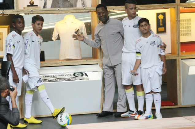 Pelé exibe sua camisa 10 do Santos no dia da inauguração do Museu, em 15 de junho de 2014 Pelé exibe sua camisa 10 do Santos no dia da inauguração do Museu, em 15 de junho de 2014