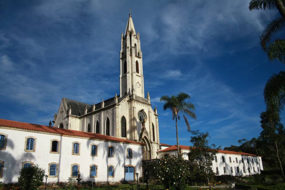 Santa Bárbara e Catas Altas dividem o Parque Natural do Caraça, a visita à igreja gótica e o museu do santuário é praticamente obrigatória