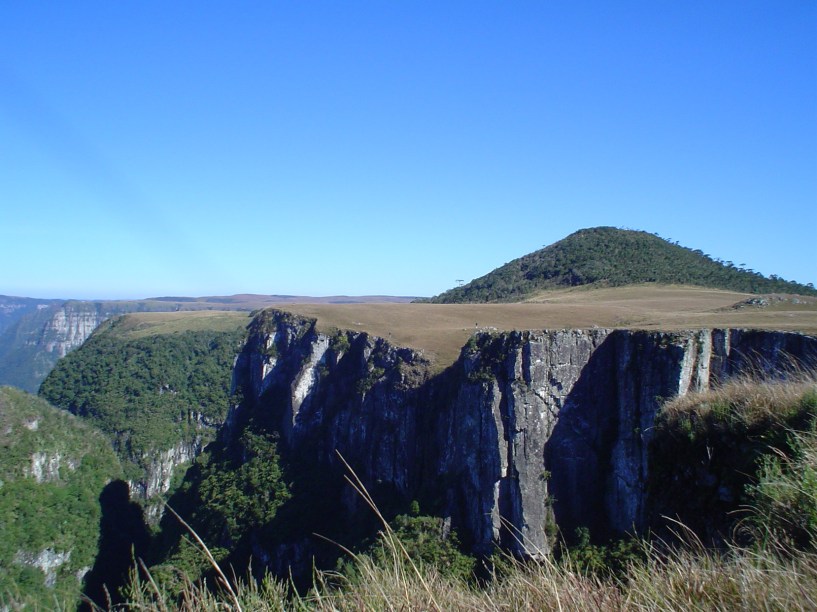 Acima do Cânion do Monte Negro, em São José dos Ausentes, está o pico mais alto do <a href="https://gutenberg.viagemeturismo.abril.com.br/estados/rio-grande-do-sul/" target="_blank">Estado do Rio Grande do Sul</a>, que leva o mesmo nome do cânion. <a href="https://gutenberg.viagemeturismo.abril.com.br/materias/os-100-lugares-mais-lindos-do-mundo/" target="_blank">Este lugar está na nossa lista dos 100 destinos mais lindos do mundo; veja os outros</a>