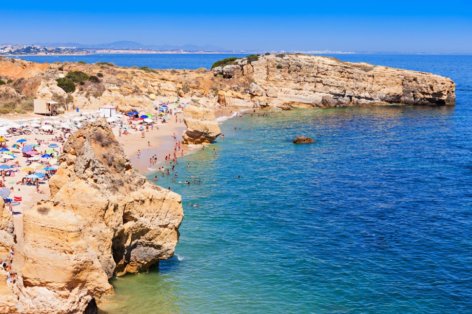 A estrutura praiana oferecida é muito boa, porém não chega a roubar a cena da beleza típica das praias da região de Algarve: falésias e formações rochosas incríveis, acompanhadas por areias finas e branquinhas e mar azul claro. <a href="https://www.booking.com/landmark/pt/sao-rafael-beach.pt-pt.html?aid=332455&label=viagemabril-praiasportugal" target="_blank" rel="noopener noreferrer"><em>Reserve o seu hotel perto da Praia de São Rafael através do Booking.com</em></a>