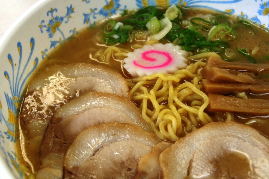 Existem quatro tipos básicos de caldo que acompanham o lamen: <em>shio </em>(sal), <em>shoyu </em>(molho de soja), <em>tonkotsu </em>(porco) e <em>missô </em>(pasta de soja). Os dois últimos são muito populares nas províncias de <strong>Fukuoka </strong>e <strong>Hokkaido</strong>, com suas variações <strong>Hakata </strong>e <strong>Sapporo</strong>, aqui representada