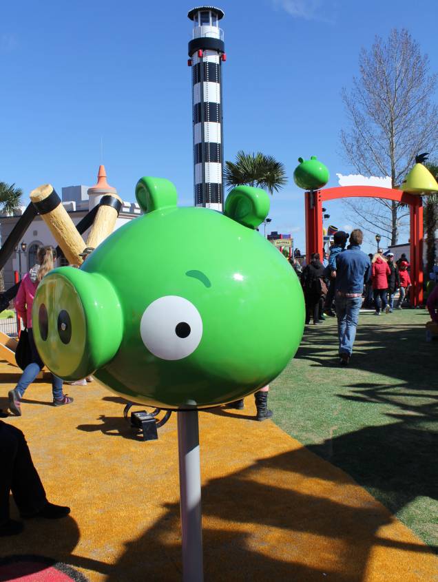 Pássaros contra porcos verdes: é possível encontrar os vilões do jogo espalhados pelo parque Pássaros contra porcos verdes: é possível encontrar os vilões do jogo espalhados pelo parque