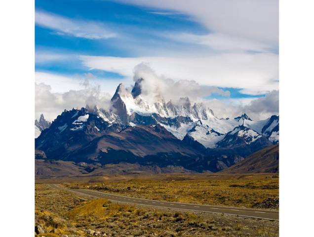 <strong>3. Ruta Provincial 23, Argentina </strong>Uma subsidiária da legendária Ruta 40, a RP 23 margeia as águas esmeralda do lago Viedma de um lado, tendo as agulhas dos picos Fitzroy e Cerro Torre ao longe. Ligando a bem estruturada <strong>El Calafate</strong> à capital dos montanhistas, El Chaltén, esta bem pavimentada rodovia é uma das mais belas estradas da <strong>América do Sul</strong> <strong>3. Ruta Provincial 23, Argentina </strong>Uma subsidiária da legendária Ruta 40, a RP 23 margeia as águas esmeralda do lago Viedma de um lado, tendo as agulhas dos picos Fitzroy e Cerro Torre ao longe. Ligando a bem estruturada <strong>El Calafate</strong> à capital dos montanhistas, El Chaltén, esta bem pavimentada rodovia é uma das mais belas estradas da <strong>América do Sul</strong>