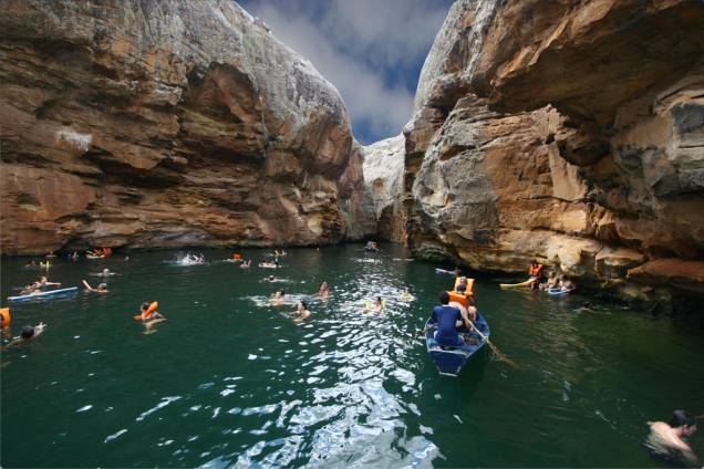 <a href="https://viajeaqui.abril.com.br/cidades/br-se-caninde-de-sao-francisco" target="_top"><strong>Canindé de São Francisco (SE) </strong></a> A cidade que faz divisa com Alagoas e beira o Rio São Francisco tem como principal atração os Cânions do São Francisco. Os turistas chegam até os cânions em catamarãs e podem nadar e navegar em canoas sobre as águas esverdeadas entre os imensos paredões. A Usina Hidrelétrica de Xingó também rende um passeio para quem tem mais tempo na cidade <a href="https://www.booking.com/city/br/caninde-de-sao-francisco.pt-br.html?aid=332455&label=viagemabril-voltapelobrasil" target="_blank" rel="noopener"><em>Veja hotéis em Canindé de São Francisco no booking.com</em></a> <a href="https://viajeaqui.abril.com.br/cidades/br-se-caninde-de-sao-francisco" target="_top"><strong>Canindé de São Francisco (SE) </strong></a> A cidade que faz divisa com Alagoas e beira o Rio São Francisco tem como principal atração os Cânions do São Francisco. Os turistas chegam até os cânions em catamarãs e podem nadar e navegar em canoas sobre as águas esverdeadas entre os imensos paredões. A Usina Hidrelétrica de Xingó também rende um passeio para quem tem mais tempo na cidade <a href="https://www.booking.com/city/br/caninde-de-sao-francisco.pt-br.html?aid=332455&label=viagemabril-voltapelobrasil" target="_blank" rel="noopener"><em>Veja hotéis em Canindé de São Francisco no booking.com</em></a>