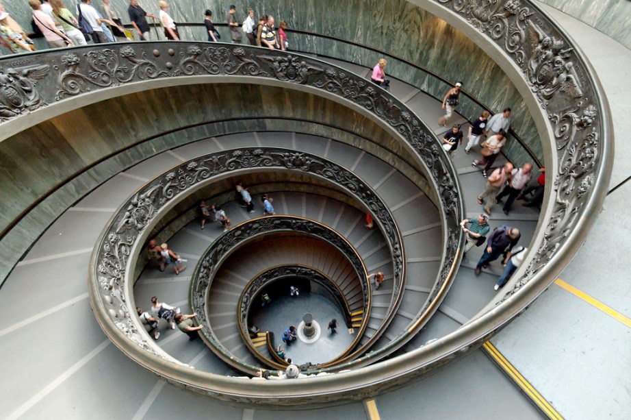 Muito antes de Frank Lloyd Wright conceber sua galeria em rampa no icônico museu <a href="https://viajeaqui.abril.com.br/estabelecimentos/estados-unidos-nova-york-atracao-solomon-r-guggenheim-museum" target="_blank">Solomon R. Guggenheim </a>de <a href="https://viajeaqui.abril.com.br/cidades/estados-unidos-nova-york" target="_blank">Nova York</a>, Giuseppe Mormo desenhou esta escadaria estupenda em espiral, nos <a href="https://viajeaqui.abril.com.br/estabelecimentos/italia-roma-atracao-museus-do-vaticano" target="_blank">Museus do Vaticano</a>. Na realidade, são duas escadas: uma que sobe e outra que desce, feito uma molécula de DNA. A forma orgânica e funcional é uma das últimas adições ao Vaticano, levantada na década de 1930.