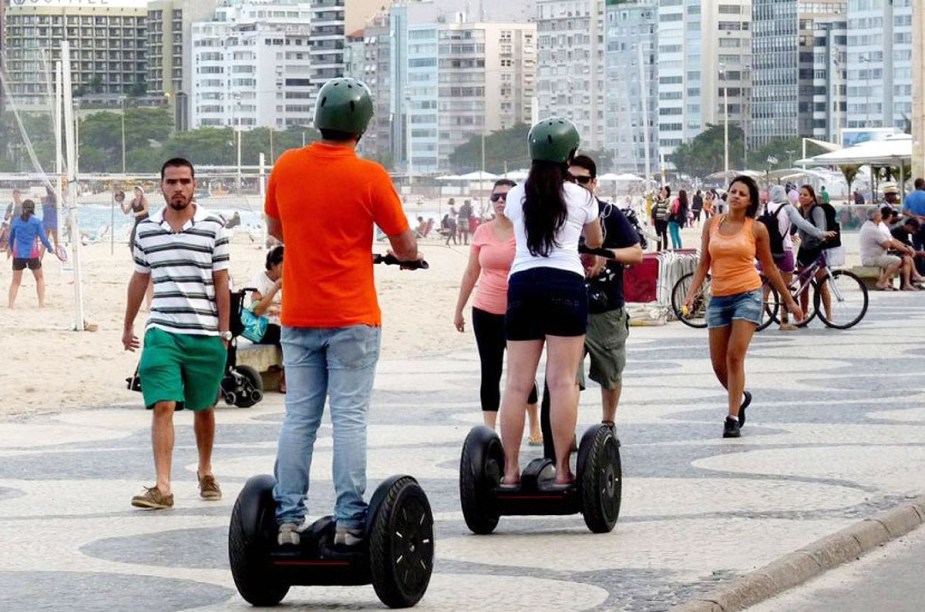 <strong>4. <a href="https://viajeaqui.abril.com.br/estabelecimentos/br-rj-rio-de-janeiro-atracao-de-segway" rel="Alugue um Segway" target="_blank">Alugue um Segway</a> para passear sem bater perna</strong>                Quer conhecer os pontos mais turísticos do Rio, mas sem suar como um carioca praticando cooper na orla de Copa ao meio-dia? Alugar um segway – carrinhos de duas rodas movidos a eletricidade – pode ser a solução.                A empresa Easyway, que aluga os veículos, oferece seis roteiros. O mais longo deles faz a trilha da Vista Chinesa, no Parque Nacional da Tijuca. Para saber mais sobre preços, clique <a href="https://viajeaqui.abril.com.br/estabelecimentos/br-rj-rio-de-janeiro-atracao-de-segway" rel="aqui" target="_blank">aqui</a>.