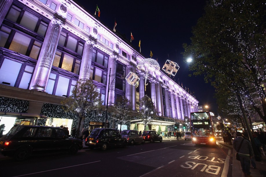 Dê um pulo em Oxford Street, destino obrigatório para shopaholics. A <strong>Selfridges </strong><em>(</em>foto; <em>nº 400, <a href="https://selfridges.com" rel="selfridges.com" target="_blank">selfridges.com</a>)</em> é uma das megastores mais concorridas. Ao sul do Hyde Park, em Knightsbridge, o templo das compras é a decana <strong>Harrods </strong><em>(87-135 Brompton Road, <a href="https://harrods.com" rel="harrods.com" target="_blank">harrods.com</a>)</em>, a loja de departamentos mais garbosa da cidade