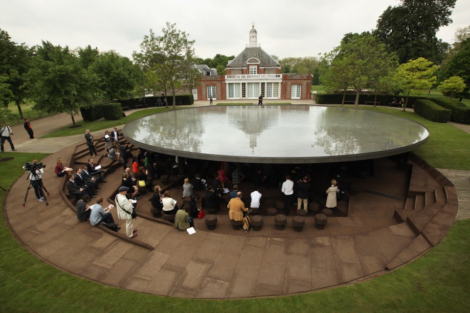 No <em>Kensington Gardens</em>, contíguo ao Hyde, a <strong>Serpentine Gallery</strong> <em>(<a href="https://serpentinegallery.org" rel="serpentinegallery.org" target="_blank">serpentinegallery.org</a>)</em> inaugura neste mês um projeto arquitetônico no subsolo do parque feito pela dupla Herzog & De Meuron. Algumas quadras a noroeste do Hyde fica <strong>Notting Hill</strong>, bairro eternizado pelo filme quase homônimo estrelado por Julia Roberts e Hugh Grant