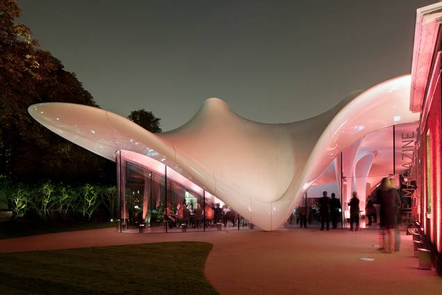 A <a href="https://www.serpentinegalleries.org/visit" rel="Serpentine Sacler Gallery ">Serpentine Sacler Gallery </a>abriga exposições em Londres em um dos lugares mais icônicos da cidade, os Kensington Gardens A <a href="https://www.serpentinegalleries.org/visit" rel="Serpentine Sacler Gallery ">Serpentine Sacler Gallery </a>abriga exposições em Londres em um dos lugares mais icônicos da cidade, os Kensington Gardens