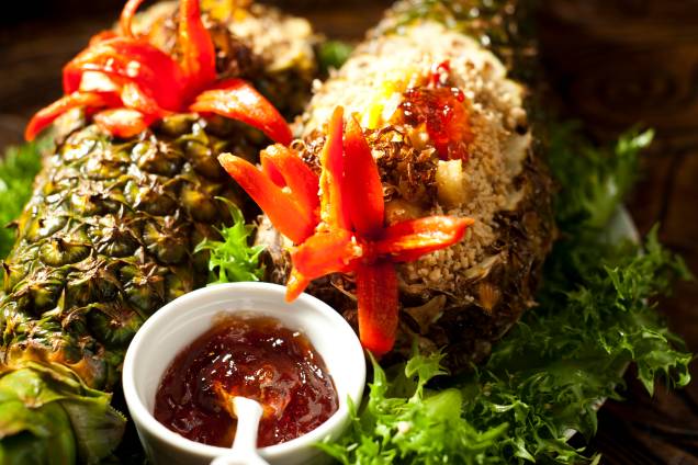 A casa indiana <a href="https://viajeaqui.abril.com.br/estabelecimentos/br-rs-porto-alegre-restaurante-sharin" rel="Sharin"><strong>Sharin</strong></a> preparou para a Porto Alegre Restaurant Week o Khao pad sapparod: lascas de frango, nan plan e pimentão vermelho servidos no abacaxi, acompanhado de arroz jasmin. O prato integra o cardápio do jantar A casa indiana <a href="https://viajeaqui.abril.com.br/estabelecimentos/br-rs-porto-alegre-restaurante-sharin" rel="Sharin"><strong>Sharin</strong></a> preparou para a Porto Alegre Restaurant Week o Khao pad sapparod: lascas de frango, nan plan e pimentão vermelho servidos no abacaxi, acompanhado de arroz jasmin. O prato integra o cardápio do jantar