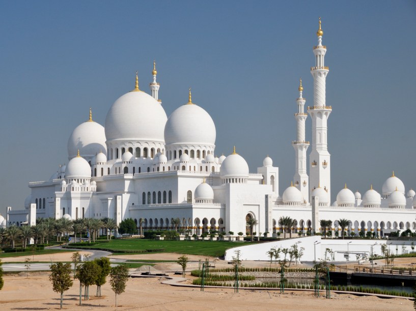 Com sua construção finalizada em 2007, é a mesquita mais nova desta lista. Seu estilo arquitetônico mistura estilos árabe, mughal e mouro, sendo que as mesquitas Badshahi no Paquistão e Hassan II no Marrocos influenciaram diretamente a sua forma. O tapete persa de lã que cobre o hall de orações principal é considerado o maior do mundo, com 5.627m². Ele foi feito por aproximadamente 1.300 artesãos durante dois anos e pesa 35 toneladas!