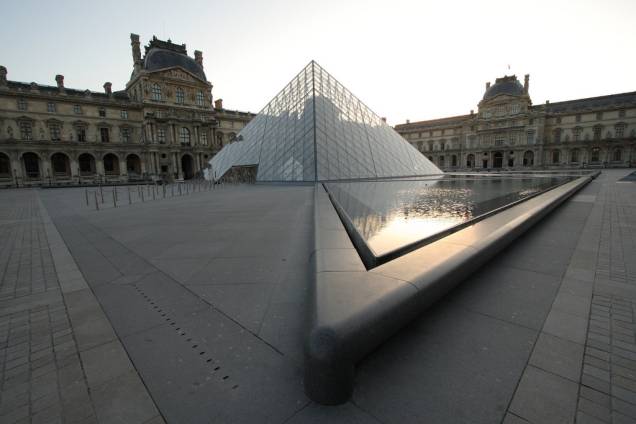 As intervenções do arquiteto I.M. Pei trouxeram inovadoras soluções de iluminação e circulação para o Louvre, além de oferecer uma entrada principal com sua polêmica pirâmide. As intervenções do arquiteto I.M. Pei trouxeram inovadoras soluções de iluminação e circulação para o Louvre, além de oferecer uma entrada principal com sua polêmica pirâmide.