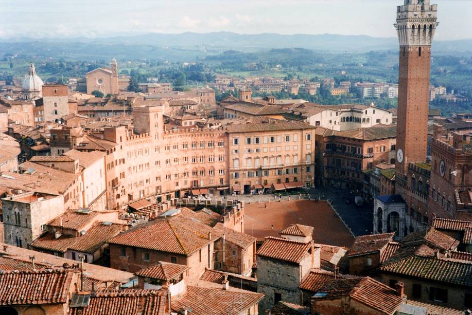<strong>Piazza del Campo – </strong><a href="https://viajeaqui.abril.com.br/cidades/italia-siena" target="_blank" rel="noopener"><strong>Siena</strong></a><strong> – <a href="https://gutenberg.viagemeturismo.abril.com.br/paises/italia-2/" target="_blank" rel="noopener">Itália</a></strong><strong> </strong> Com sua forma de concha, sua amplitude contrasta com o emaranhado de ruazinhas – delicioso de se percorrer – de Siena. A praça é lar do Palazzo Pubblico, com seu imponente campanário de 102 metros, a Torre del Mangia, construída no século 14. É na <a href="https://viajeaqui.abril.com.br/estabelecimentos/italia-siena-atracao-piazza-del-campo" target="_blank" rel="noopener">Piazza del Campo</a> que ocorre a festividade mais famosa da cidade, a Palio de Siena, corrida de cavalos em honra a Nossa Senhora que ocorre nos dias 2 de julho e 16 de agosto desde o século 17! <em><a href="https://www.booking.com/searchresults.pt-br.html?aid=332455&sid=d98f25c4d6d5f89238aebe98e11a09ba&sb=1&src=searchresults&src_elem=sb&error_url=https%3A%2F%2Fwww.booking.com%2Fsearchresults.pt-br.html%3Faid%3D332455%3Bsid%3Dd98f25c4d6d5f89238aebe98e11a09ba%3Btmpl%3Dsearchresults%3Bac_click_type%3Db%3Bac_position%3D0%3Bcity%3D-1658079%3Bclass_interval%3D1%3Bdest_id%3D-553173%3Bdest_type%3Dcity%3Bdtdisc%3D0%3Bfrom_sf%3D1%3Bgroup_adults%3D2%3Bgroup_children%3D0%3Biata%3DPRG%3Binac%3D0%3Bindex_postcard%3D0%3Blabel_click%3Dundef%3Bno_rooms%3D1%3Boffset%3D0%3Bpostcard%3D0%3Braw_dest_type%3Dcity%3Broom1%3DA%252CA%3Bsb_price_type%3Dtotal%3Bsearch_selected%3D1%3Bshw_aparth%3D1%3Bslp_r_match%3D0%3Bsrc%3Dsearchresults%3Bsrc_elem%3Dsb%3Bsrpvid%3Dc7177c7e2c410093%3Bss%3DPraga%252C%2520Rep%25C3%25BAblica%2520Tcheca%3Bss_all%3D0%3Bss_raw%3Dpraga%3Bssb%3Dempty%3Bsshis%3D0%3Bssne%3DCidade%2520do%2520M%25C3%25A9xico%3Bssne_untouched%3DCidade%2520do%2520M%25C3%25A9xico%26%3B&ss=Siena%2C+Toscana%2C+It%C3%A1lia&is_ski_area=&ssne=Praga&ssne_untouched=Praga&city=-553173&checkin_year=&checkin_month=&checkout_year=&checkout_month=&group_adults=2&group_children=0&no_rooms=1&from_sf=1&ss_raw=siena&ac_position=0&ac_langcode=xb&ac_click_type=b&dest_id=-129709&dest_type=city&place_id_lat=43.318352&place_id_lon=11.33137&search_pageview_id=c7177c7e2c410093&search_selected=true&search_pageview_id=c7177c7e2c410093&ac_suggestion_list_length=5&ac_suggestion_theme_list_length=0" target="_blank" rel="noopener">Busque hospedagem em Siena</a> </em>