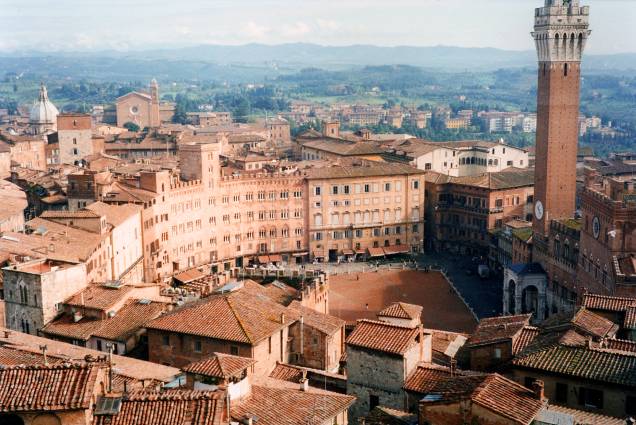 <strong>Piazza del Campo – </strong><a href="https://viajeaqui.abril.com.br/cidades/italia-siena" target="_blank" rel="noopener"><strong>Siena</strong></a><strong> – <a href="https://gutenberg.viagemeturismo.abril.com.br/paises/italia-2/" target="_blank" rel="noopener">Itália</a></strong><strong> </strong> Com sua forma de concha, sua amplitude contrasta com o emaranhado de ruazinhas – delicioso de se percorrer – de Siena. A praça é lar do Palazzo Pubblico, com seu imponente campanário de 102 metros, a Torre del Mangia, construída no século 14. É na <a href="https://viajeaqui.abril.com.br/estabelecimentos/italia-siena-atracao-piazza-del-campo" target="_blank" rel="noopener">Piazza del Campo</a> que ocorre a festividade mais famosa da cidade, a Palio de Siena, corrida de cavalos em honra a Nossa Senhora que ocorre nos dias 2 de julho e 16 de agosto desde o século 17! <em><a href="https://www.booking.com/searchresults.pt-br.html?aid=332455&sid=d98f25c4d6d5f89238aebe98e11a09ba&sb=1&src=searchresults&src_elem=sb&error_url=https%3A%2F%2Fwww.booking.com%2Fsearchresults.pt-br.html%3Faid%3D332455%3Bsid%3Dd98f25c4d6d5f89238aebe98e11a09ba%3Btmpl%3Dsearchresults%3Bac_click_type%3Db%3Bac_position%3D0%3Bcity%3D-1658079%3Bclass_interval%3D1%3Bdest_id%3D-553173%3Bdest_type%3Dcity%3Bdtdisc%3D0%3Bfrom_sf%3D1%3Bgroup_adults%3D2%3Bgroup_children%3D0%3Biata%3DPRG%3Binac%3D0%3Bindex_postcard%3D0%3Blabel_click%3Dundef%3Bno_rooms%3D1%3Boffset%3D0%3Bpostcard%3D0%3Braw_dest_type%3Dcity%3Broom1%3DA%252CA%3Bsb_price_type%3Dtotal%3Bsearch_selected%3D1%3Bshw_aparth%3D1%3Bslp_r_match%3D0%3Bsrc%3Dsearchresults%3Bsrc_elem%3Dsb%3Bsrpvid%3Dc7177c7e2c410093%3Bss%3DPraga%252C%2520Rep%25C3%25BAblica%2520Tcheca%3Bss_all%3D0%3Bss_raw%3Dpraga%3Bssb%3Dempty%3Bsshis%3D0%3Bssne%3DCidade%2520do%2520M%25C3%25A9xico%3Bssne_untouched%3DCidade%2520do%2520M%25C3%25A9xico%26%3B&ss=Siena%2C+Toscana%2C+It%C3%A1lia&is_ski_area=&ssne=Praga&ssne_untouched=Praga&city=-553173&checkin_year=&checkin_month=&checkout_year=&checkout_month=&group_adults=2&group_children=0&no_rooms=1&from_sf=1&ss_raw=siena&ac_position=0&ac_langcode=xb&ac_click_type=b&dest_id=-129709&dest_type=city&place_id_lat=43.318352&place_id_lon=11.33137&search_pageview_id=c7177c7e2c410093&search_selected=true&search_pageview_id=c7177c7e2c410093&ac_suggestion_list_length=5&ac_suggestion_theme_list_length=0" target="_blank" rel="noopener">Busque hospedagem em Siena</a> </em> <strong>Piazza del Campo – </strong><a href="https://viajeaqui.abril.com.br/cidades/italia-siena" target="_blank" rel="noopener"><strong>Siena</strong></a><strong> – <a href="https://gutenberg.viagemeturismo.abril.com.br/paises/italia-2/" target="_blank" rel="noopener">Itália</a></strong><strong> </strong> Com sua forma de concha, sua amplitude contrasta com o emaranhado de ruazinhas – delicioso de se percorrer – de Siena. A praça é lar do Palazzo Pubblico, com seu imponente campanário de 102 metros, a Torre del Mangia, construída no século 14. É na <a href="https://viajeaqui.abril.com.br/estabelecimentos/italia-siena-atracao-piazza-del-campo" target="_blank" rel="noopener">Piazza del Campo</a> que ocorre a festividade mais famosa da cidade, a Palio de Siena, corrida de cavalos em honra a Nossa Senhora que ocorre nos dias 2 de julho e 16 de agosto desde o século 17! <em><a href="https://www.booking.com/searchresults.pt-br.html?aid=332455&sid=d98f25c4d6d5f89238aebe98e11a09ba&sb=1&src=searchresults&src_elem=sb&error_url=https%3A%2F%2Fwww.booking.com%2Fsearchresults.pt-br.html%3Faid%3D332455%3Bsid%3Dd98f25c4d6d5f89238aebe98e11a09ba%3Btmpl%3Dsearchresults%3Bac_click_type%3Db%3Bac_position%3D0%3Bcity%3D-1658079%3Bclass_interval%3D1%3Bdest_id%3D-553173%3Bdest_type%3Dcity%3Bdtdisc%3D0%3Bfrom_sf%3D1%3Bgroup_adults%3D2%3Bgroup_children%3D0%3Biata%3DPRG%3Binac%3D0%3Bindex_postcard%3D0%3Blabel_click%3Dundef%3Bno_rooms%3D1%3Boffset%3D0%3Bpostcard%3D0%3Braw_dest_type%3Dcity%3Broom1%3DA%252CA%3Bsb_price_type%3Dtotal%3Bsearch_selected%3D1%3Bshw_aparth%3D1%3Bslp_r_match%3D0%3Bsrc%3Dsearchresults%3Bsrc_elem%3Dsb%3Bsrpvid%3Dc7177c7e2c410093%3Bss%3DPraga%252C%2520Rep%25C3%25BAblica%2520Tcheca%3Bss_all%3D0%3Bss_raw%3Dpraga%3Bssb%3Dempty%3Bsshis%3D0%3Bssne%3DCidade%2520do%2520M%25C3%25A9xico%3Bssne_untouched%3DCidade%2520do%2520M%25C3%25A9xico%26%3B&ss=Siena%2C+Toscana%2C+It%C3%A1lia&is_ski_area=&ssne=Praga&ssne_untouched=Praga&city=-553173&checkin_year=&checkin_month=&checkout_year=&checkout_month=&group_adults=2&group_children=0&no_rooms=1&from_sf=1&ss_raw=siena&ac_position=0&ac_langcode=xb&ac_click_type=b&dest_id=-129709&dest_type=city&place_id_lat=43.318352&place_id_lon=11.33137&search_pageview_id=c7177c7e2c410093&search_selected=true&search_pageview_id=c7177c7e2c410093&ac_suggestion_list_length=5&ac_suggestion_theme_list_length=0" target="_blank" rel="noopener">Busque hospedagem em Siena</a> </em>