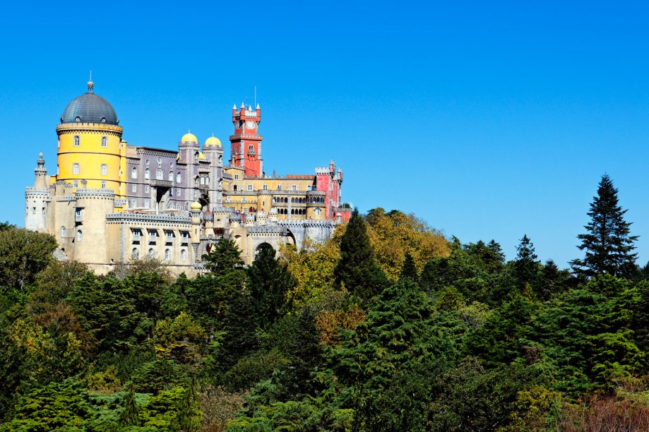 <a href="https://viajeaqui.abril.com.br/cidades/portugal-sintra" rel="Sintra " target="_blank"><strong>Sintra </strong></a>                                                A arquitetura romântica de Sintra foi uma das pioneiras na Europa. A região montanhosa combinada com o visual poético da cidadezinha leva os turistas para um cenário digno de contos de fada