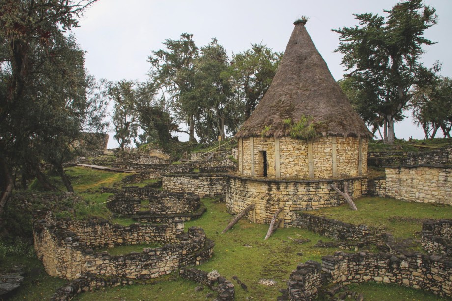 Considerada por muitos moradores locais como a nova <a href="https://viajeaqui.abril.com.br/cidades/peru-machu-picchu" target="_blank">Machu Picchu</a> do Peru, Kuelap é cercada por muros e ruínas de pedra datadas do século 6 a.C. Por aqui, é possível encontrar mais de 400 construções temáticas que pertenceram aos Chachapoyas, povos de pele clara e popularmente conhecidos como "Guerreiros das Nuvens" por terem transformado florestas locais e extremamente altas em áreas de cultivo. Durante o século 16, os Chachapoyas foram completamente dominados pelos incas e perderam seus territórios. Em 1843, no entanto, a antiga cidade habitada por eles foi descoberta