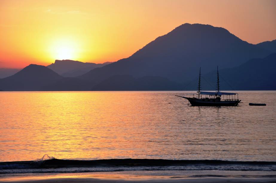 <a href="https://viajeaqui.abril.com.br/cidades/br-sp-ubatuba" rel="Ubatuba"><strong>Ubatuba</strong></a><br />  <br />  Boa parte de suas praias, distribuídas em quase 100 quilômetros de orla, permanece intocada, e 80% de sua Mata Atlântica segue preservada. Some isso a um mar esverdeado e um centrinho badalado, repleto de restaurantes, lojas e comidinhas, para ter ideia do sucesso que Ubatuba faz.<br />  <br />  Na área central da cidade, dois programas ótimos para fazer com crianças: o <a href="https://viajeaqui.abril.com.br/estabelecimentos/br-sp-ubatuba-atracao-projeto-tamar-001" rel="projeto Tamar">projeto Tamar</a>, com quatro espécies de tartarugas marinhas que vivem no litoral do país, e o <a href="https://viajeaqui.abril.com.br/estabelecimentos/br-sp-ubatuba-atracao-aquario" rel="Aquário">Aquário</a>, com cerca de 150 espécies de animais. <br />  <br />  <strong>Distância:</strong> 234 quilômetros<br />  <strong>Tempo médio de viagem:</strong> 3 horas<br />  <br />  <strong>Saiba mais:</strong>  <a href="https://viajeaqui.abril.com.br/cidades/br-sp-ubatuba/o-que-fazer" rel="O que fazer" title="O que fazer em Ubatuba">O que fazer</a><br />  <a href="https://viajeaqui.abril.com.br/cidades/br-sp-ubatuba/onde-comer" rel="Onde comer" title="Onde comer em Ubatuba">Onde comer</a><br />  <a href="https://viajeaqui.abril.com.br/cidades/br-sp-ubatuba/onde-ficar" rel="Onde ficar" title="Onde ficar em Ubatuba">Onde ficar</a>