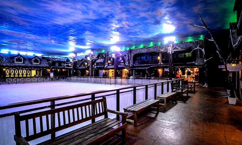 <strong><a href="https://viajeaqui.abril.com.br/estabelecimentos/br-rs-gramado-atracao-snowland" rel="4. Snowland" target="_self">4. Snowland</a></strong>            Neves artificiais compõem esse cenário temático, com temperaturas a -2°C. Além de patinar, esquiar e praticar snowboarding, turistas podem tomar um bom chocolate quente no Hot Café.