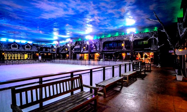 <strong><a href="https://viajeaqui.abril.com.br/estabelecimentos/br-rs-gramado-atracao-snowland" rel="4. Snowland" target="_self">4. Snowland</a></strong> Neves artificiais compõem esse cenário temático, com temperaturas a -2°C. Além de patinar, esquiar e praticar snowboarding, turistas podem tomar um bom chocolate quente no Hot Café. <strong><a href="https://viajeaqui.abril.com.br/estabelecimentos/br-rs-gramado-atracao-snowland" rel="4. Snowland" target="_self">4. Snowland</a></strong> Neves artificiais compõem esse cenário temático, com temperaturas a -2°C. Além de patinar, esquiar e praticar snowboarding, turistas podem tomar um bom chocolate quente no Hot Café.